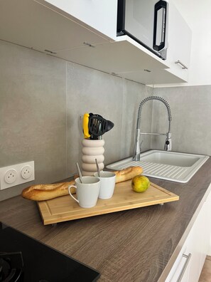 Réfrigérateur, micro-ondes, plaque de cuisson, cafetière/bouilloire