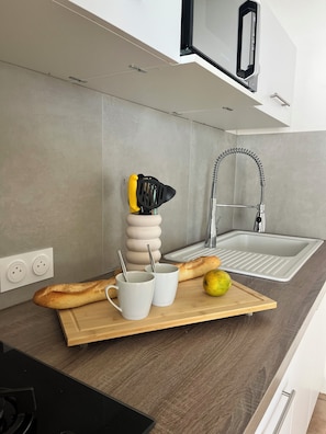 Réfrigérateur, micro-ondes, plaque de cuisson, cafetiÚre/bouilloire