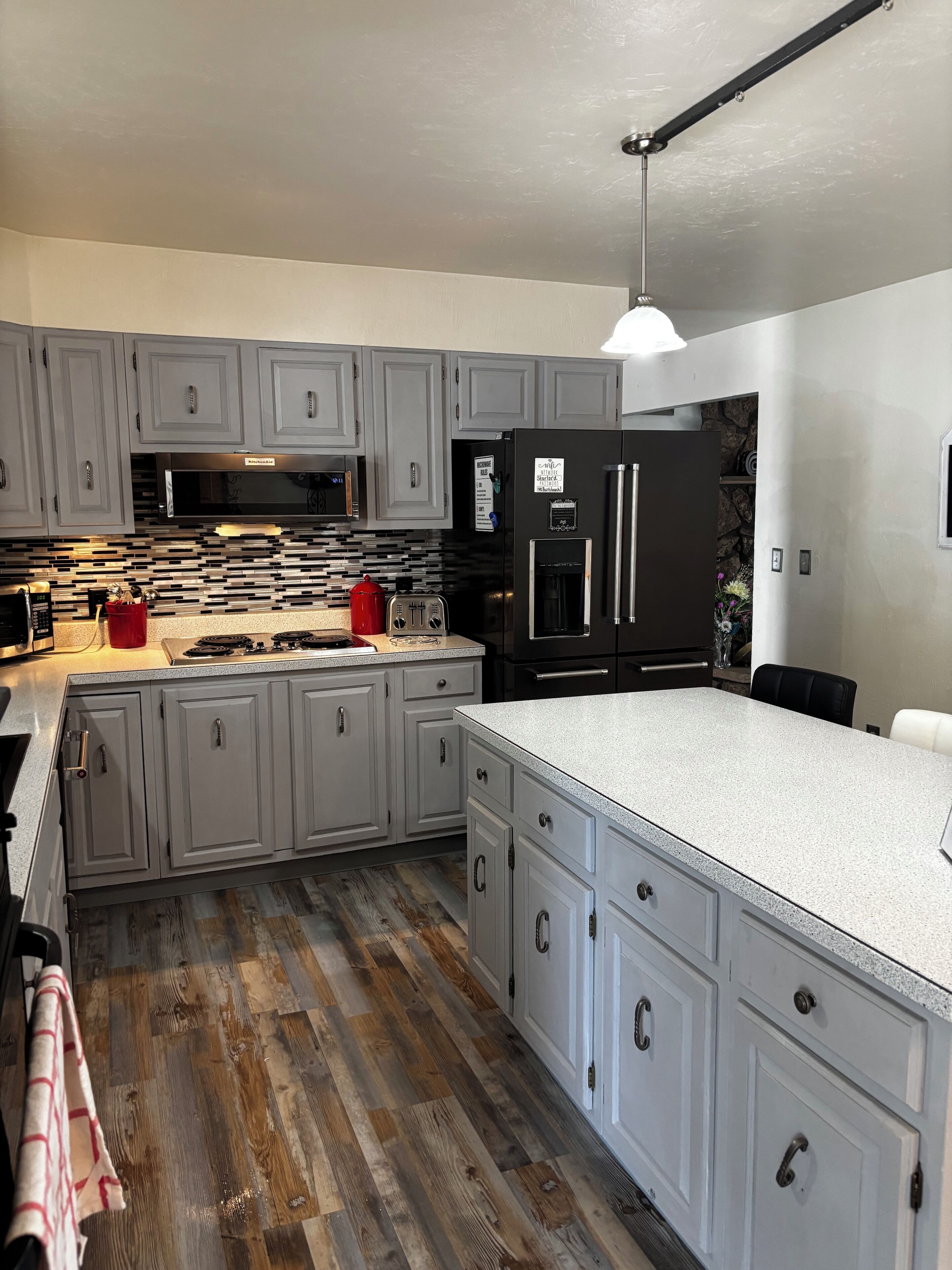 Mikrobølgeovn, kokeplater og oppvaskmaskin