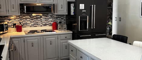 Micro-ondes, plaque de cuisson, lave-vaisselle