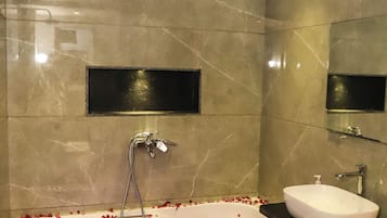 Suite de lujo, vistas a la ciudad | Baño | Ducha, toallas, jabón y champú