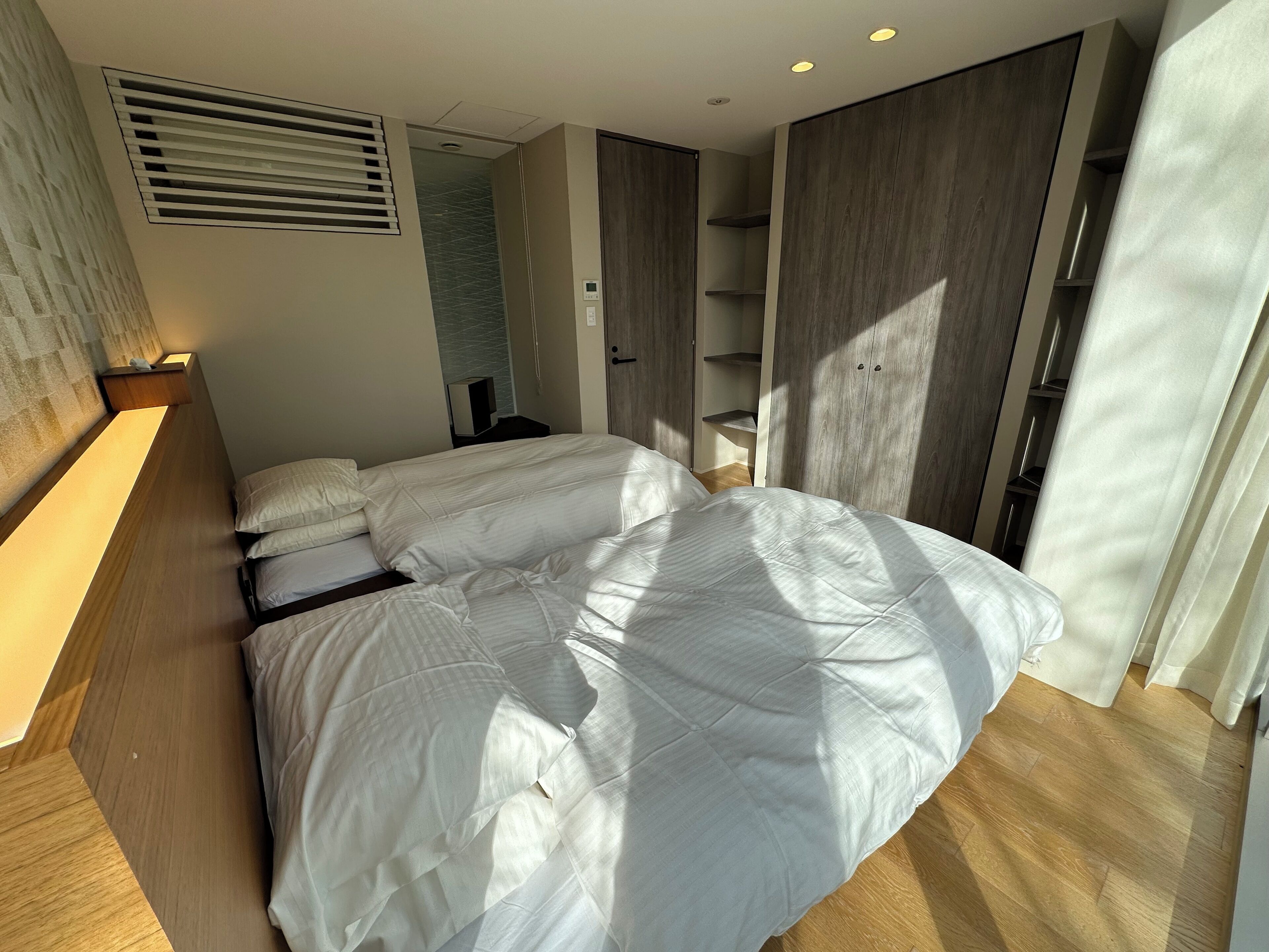 3 室のベッドルーム、WiFi (無料)、ベッドシーツ