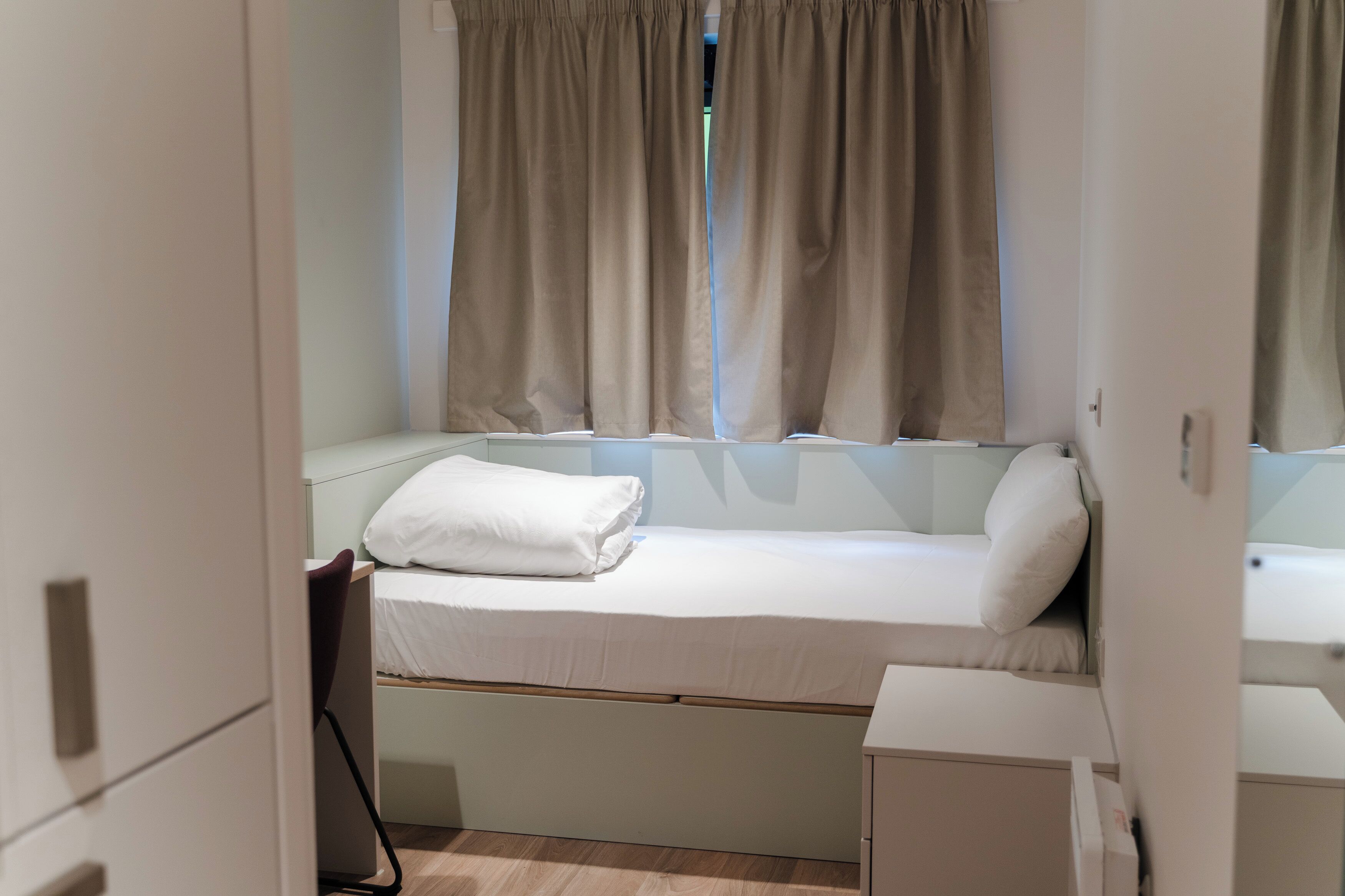 Desk, laptop workspace, free WiFi