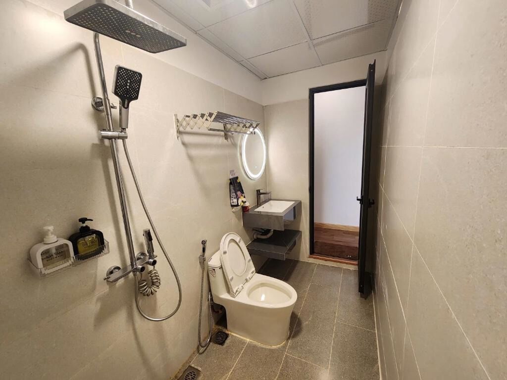 Habitación básica con 2 camas individuales, varias camas | Baño | Ducha, artículos de higiene personal gratuitos, secador de pelo y bidé
