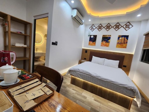 Grand-Zimmer, 1 Queen-Bett | Schreibtisch, laptopgeeigneter Arbeitsplatz, kostenloses WLAN