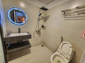 Royal-Zimmer, 1 King-Bett | Badezimmer | Dusche, kostenlose Toilettenartikel, Haartrockner, Bidet