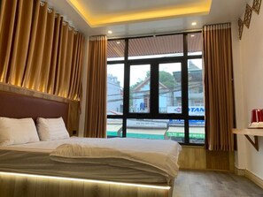Quarto real, 1 cama King | Escrivaninha, espaço de trabalho para notebook, Wi-Fi de cortesia