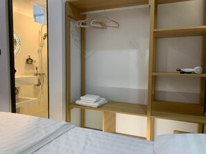 Skrivbord, arbetsyta för laptop och gratis wi-fi