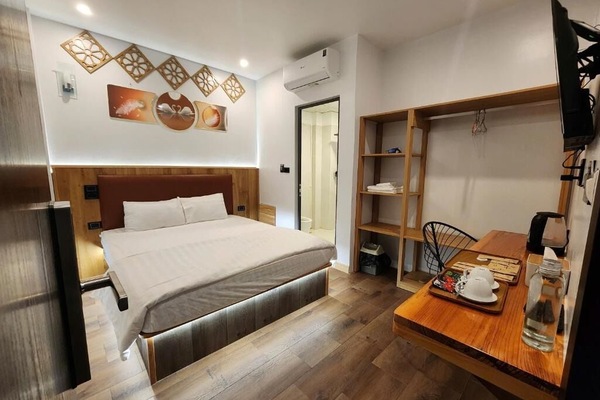 Standard Queen | Desk, laptop workspace, WiFi (free), bed sheets