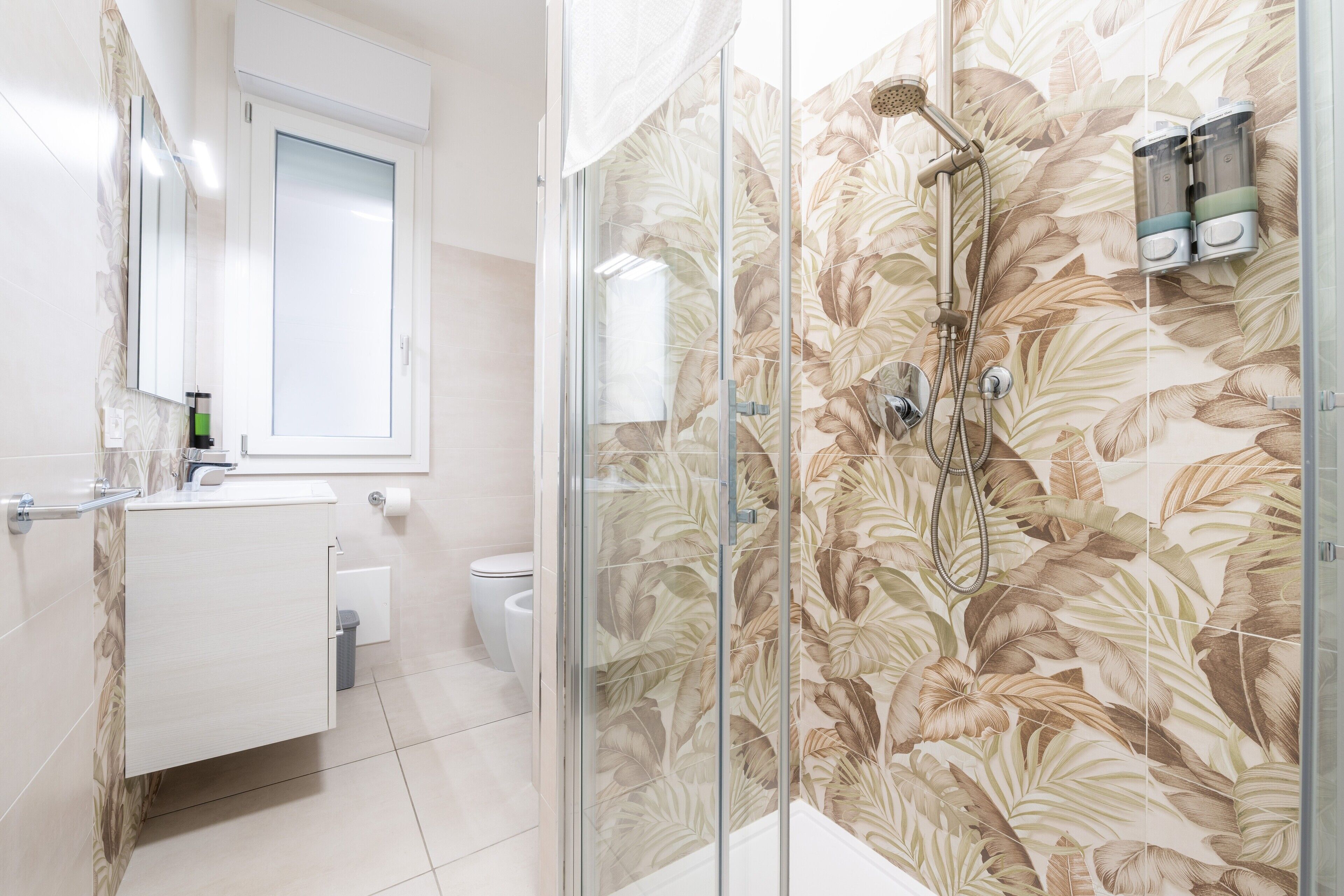 Dusche, kostenlose Toilettenartikel, Haartrockner, Handtücher