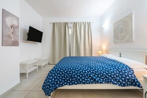 1 bedroom, desk, iron/ironing board, WiFi