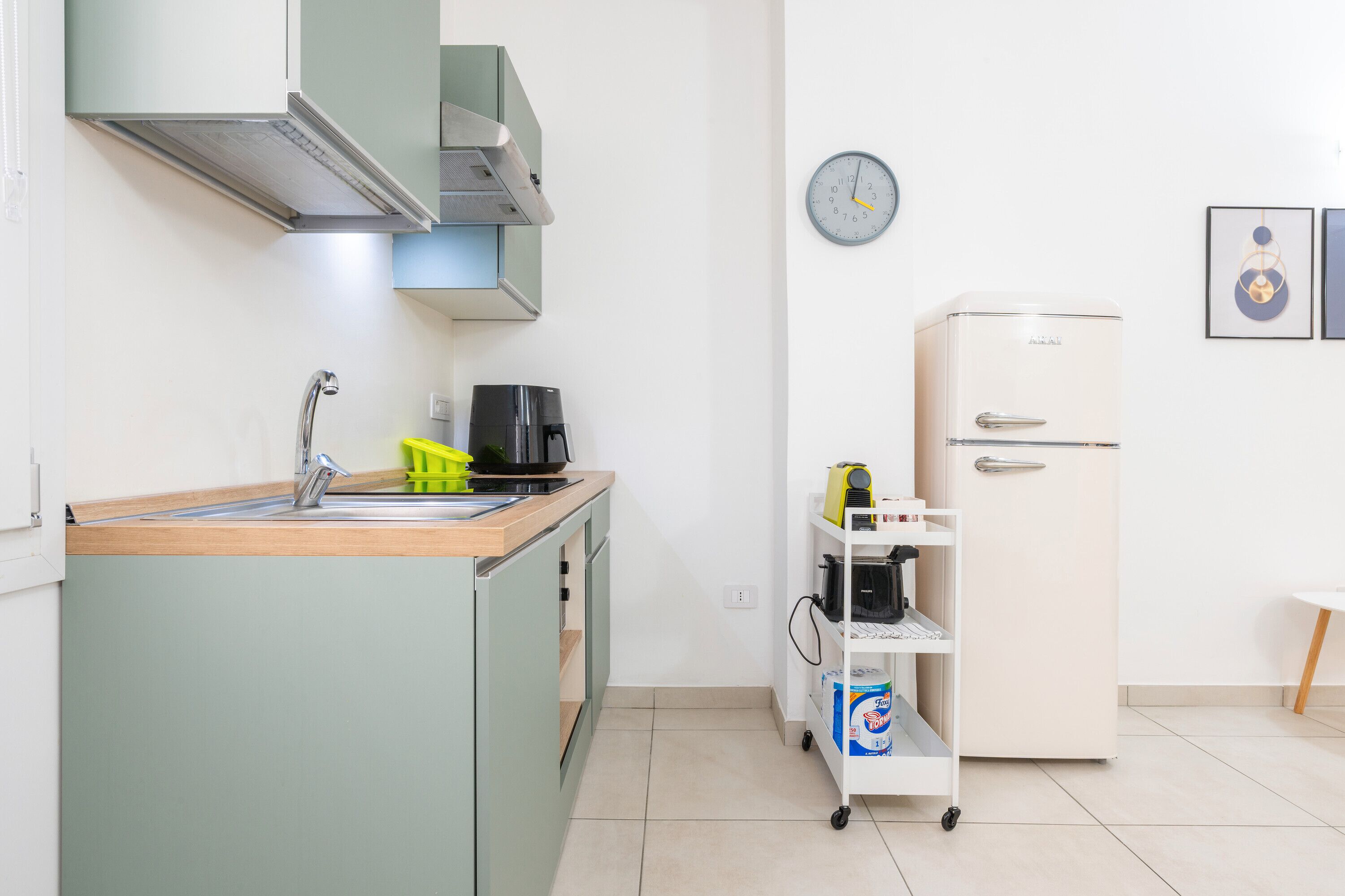 Kühlschrank, Mikrowelle, Herdplatte, Wasserkocher mit Kaffee-/Teezubehör