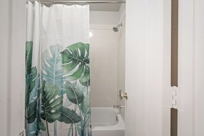 Haartrockner, Handtücher, Seife, Shampoo