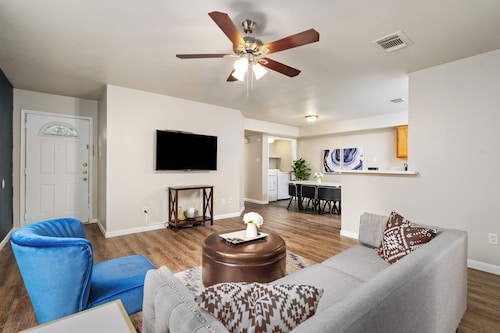 12D- Charming 3-Bedroom Apt in Cypress, In-Unit Washer&Dryer + 2 Parking Spaces