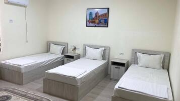 Basic Triple Room, Canal View | Soundproofing, free WiFi