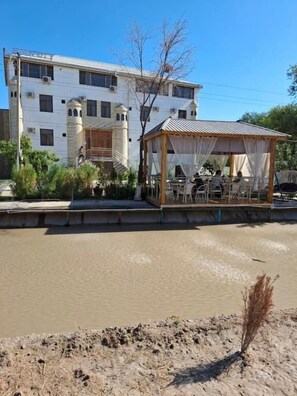 Fachada de la propiedad