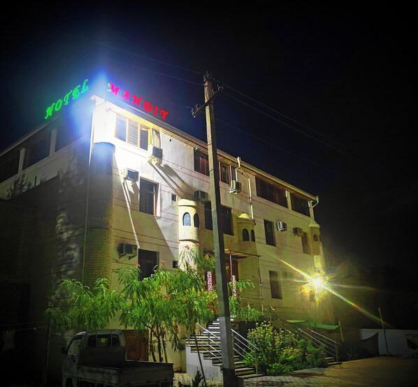 Front of property - Mahdiy Hotel (Khiva)