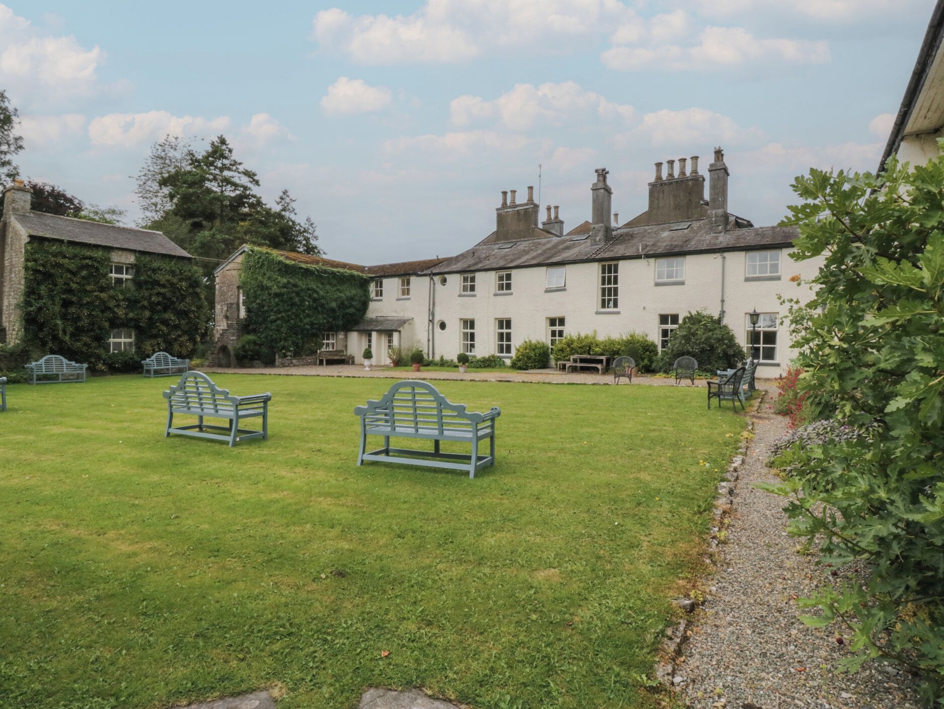 المنطقة المحيطة بالمنشأة