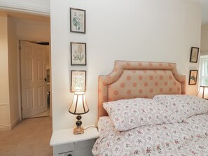 2 bedrooms, individually decorated, individually furnished, free WiFi - Huntsman's Cottage (Grange-over-Sands)