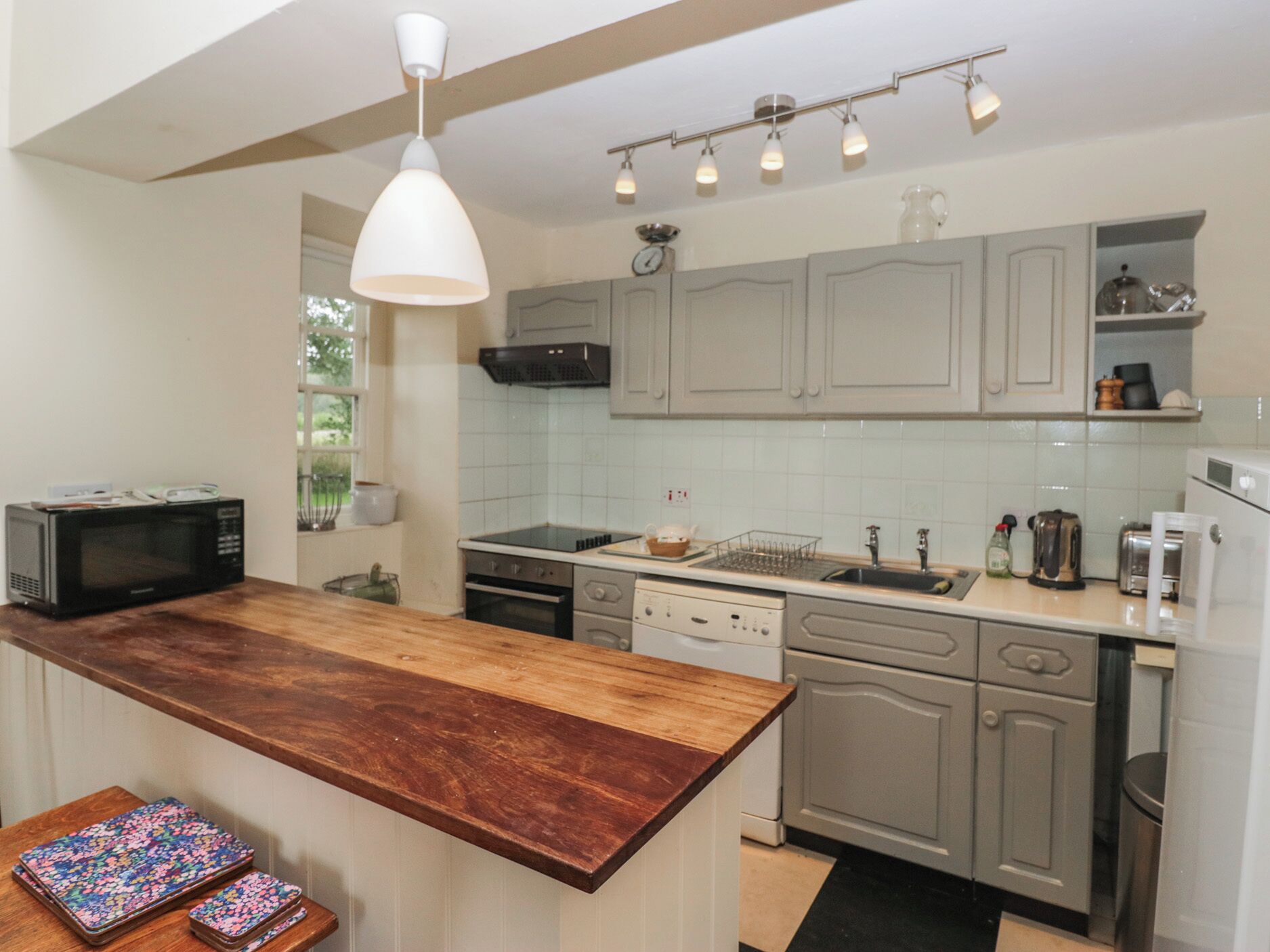 Dụng cụ nấu nướng/bát dĩa/dao nĩa 