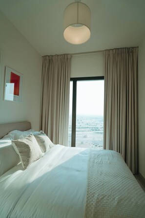1 bedroom, iron/ironing board, Internet, bed sheets - Spacious Modern 1 BR UNA, Town Square. (Al Qudra Rd)