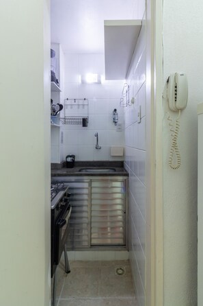 Fridge, microwave, oven, stovetop - 6 minutes from Copacabana Beach | NSC904B (Rio de Janeiro)