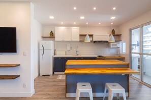 Fridge, microwave, stovetop, coffee/tea maker - Charming Barra 1min from the beach | LC201B (Rio de Janeiro)