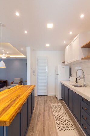 Fridge, microwave, stovetop, coffee/tea maker - Charming Barra 1min from the beach | LC201B (Rio de Janeiro)