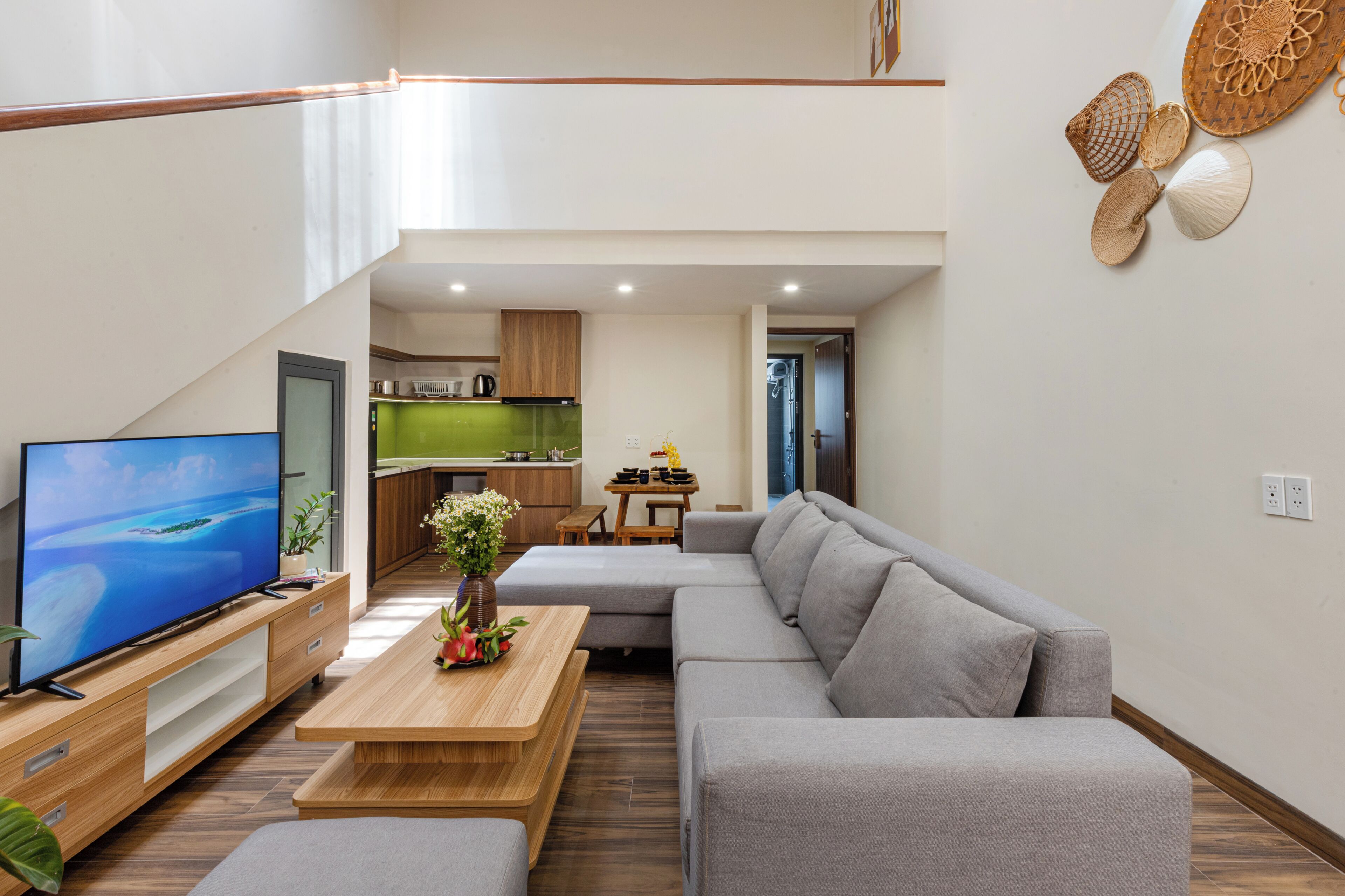Casa em estilo japonês, 3 quartos, vista para o pátio, ao lado da praia | Área de estar | TV LCD 32 polegadas com canais a cabo