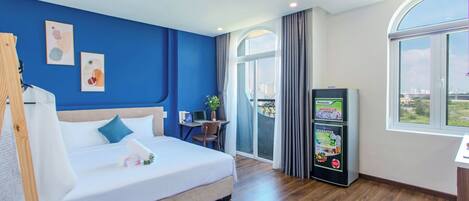 Deluxe Studio, 1 King Bed, Partial Ocean View | Hypo-allergenic bedding, minibar, desk, laptop workspace