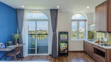 Deluxe Studio, 1 King Bed, Partial Ocean View | Hypo-allergenic bedding, minibar, desk, laptop workspace