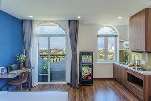 Deluxe Studio, 1 King Bed, Partial Ocean View | Hypo-allergenic bedding, minibar, desk, laptop workspace