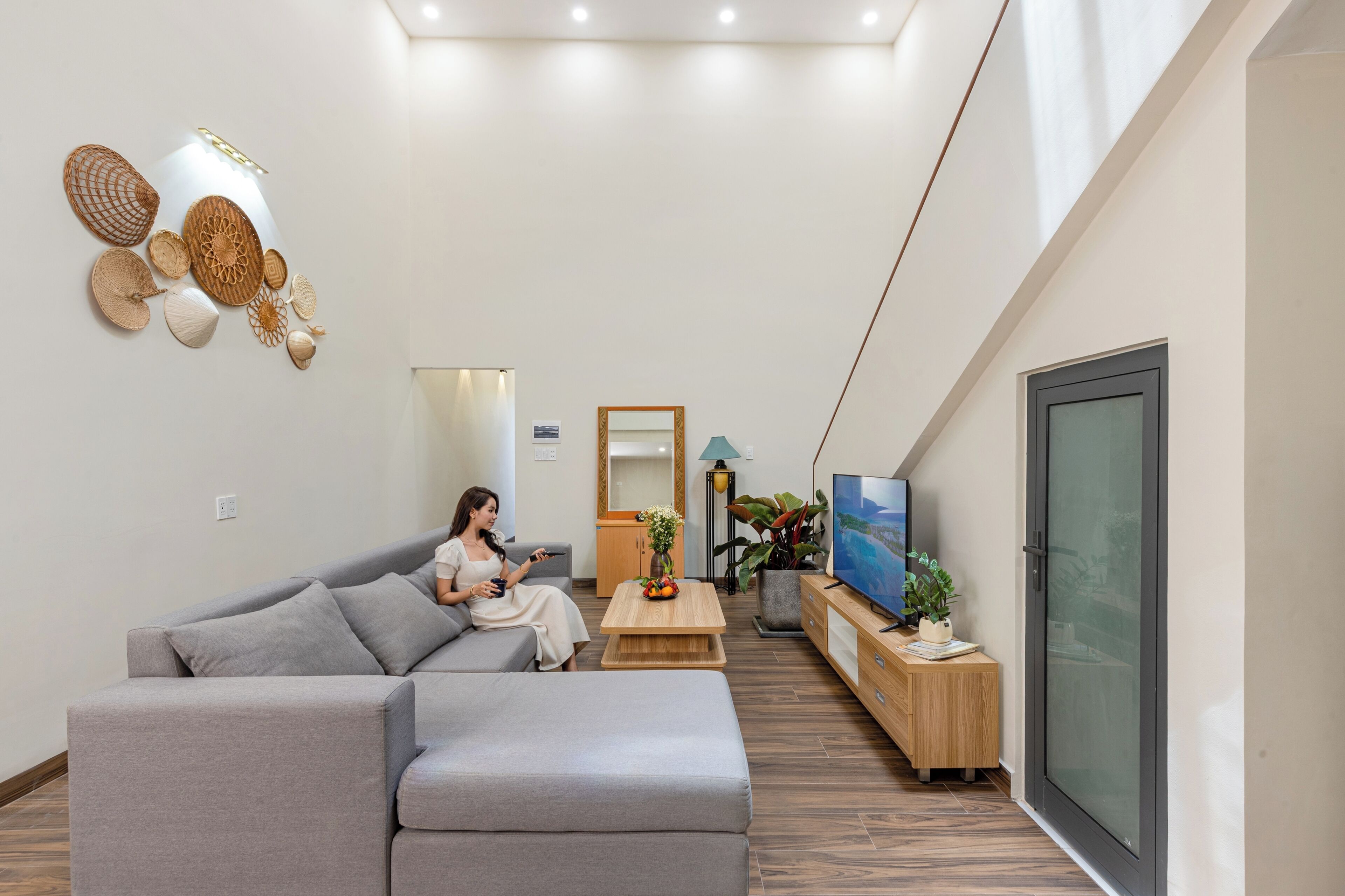 Casa em estilo japonês, 3 quartos, vista para o pátio, ao lado da praia | Área de estar | TV LCD 32 polegadas com canais a cabo