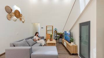 Casa em estilo japonês, 3 quartos, vista para o pátio, ao lado da praia | Área de estar | TV LCD 32 polegadas com canais a cabo