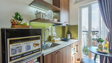 Superior Studio, 1 King Bed, City View | Private kitchen | Mini-fridge, microwave, stovetop, cookware/dishes/utensils
