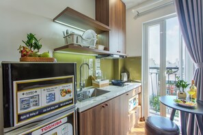 Superior Studio, 1 King Bed, City View | Private kitchen | Mini-fridge, microwave, stovetop, cookware/dishes/utensils