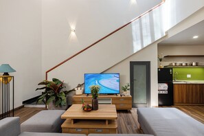 Hus i japansk stil - 3 soveværelser - udsigt til gårdsplads - ved stranden | Opholdsområde | 32-tommers LCD-tv med kabelkanaler