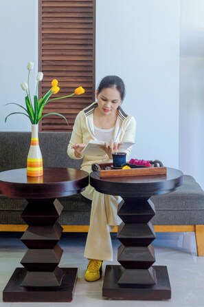 32-inch LCD TV with cable channels - Fusia Hotel & Apartment (Ngu Hanh Son)