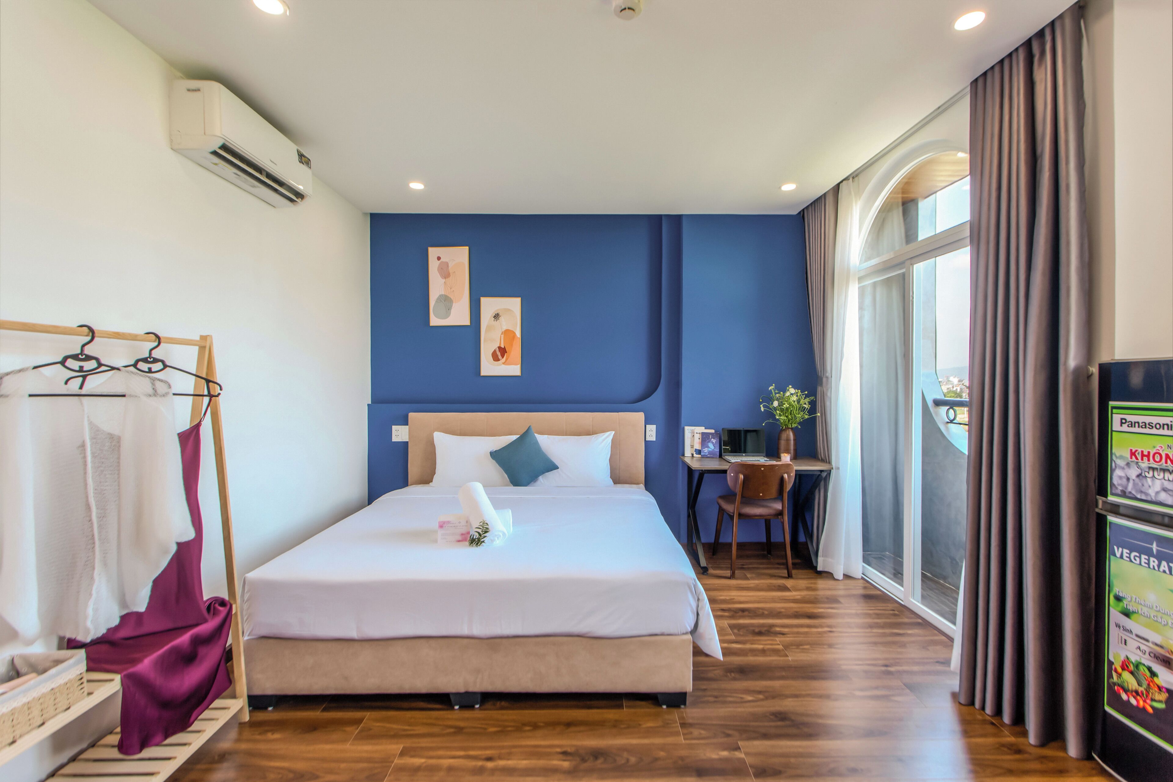 Studio Deluxe, 1 giường cỡ king, quang cảnh một góc biển | Bộ đồ giường kháng dị ứng, minibar, bàn 