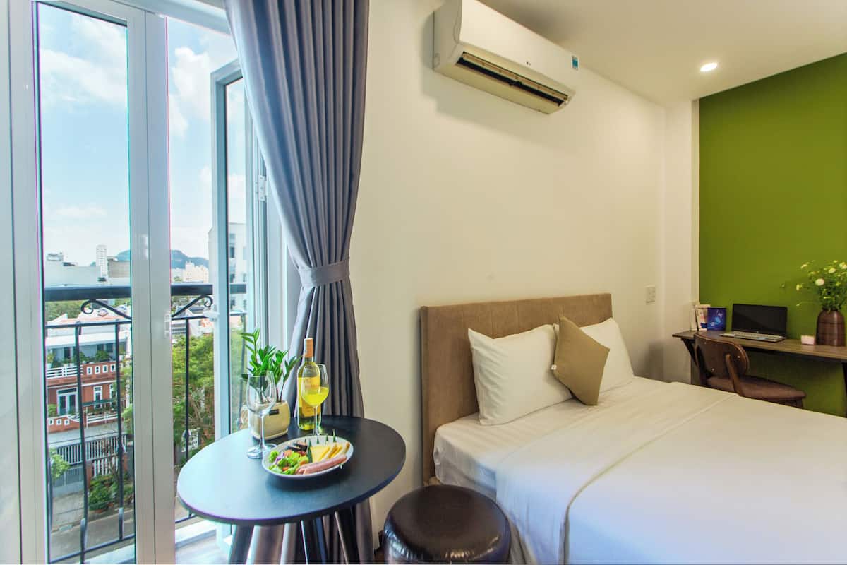 Superior Studio, 1 King Bed, City View | Hypo-allergenic bedding, minibar, desk, laptop workspace