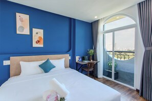Deluxe Studio, 1 King Bed, Partial Ocean View