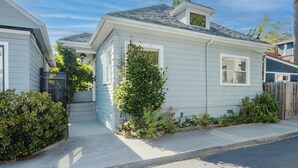 A single-story house with a front porch, a small garden, and a wooden fence. - Allura Oakland Your Private Sanctuary in the City (Oakland)