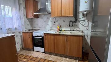 Fridge, oven, stovetop, coffee/tea maker