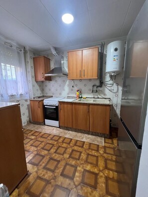 Fridge, oven, stovetop, coffee/tea maker