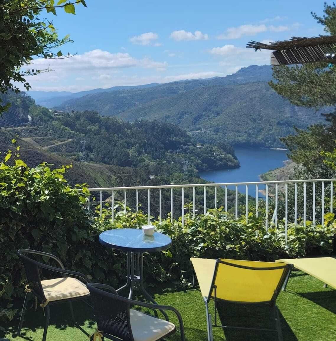 Maison, vue cour intérieure, côté piste de ski | Terrasse/Patio