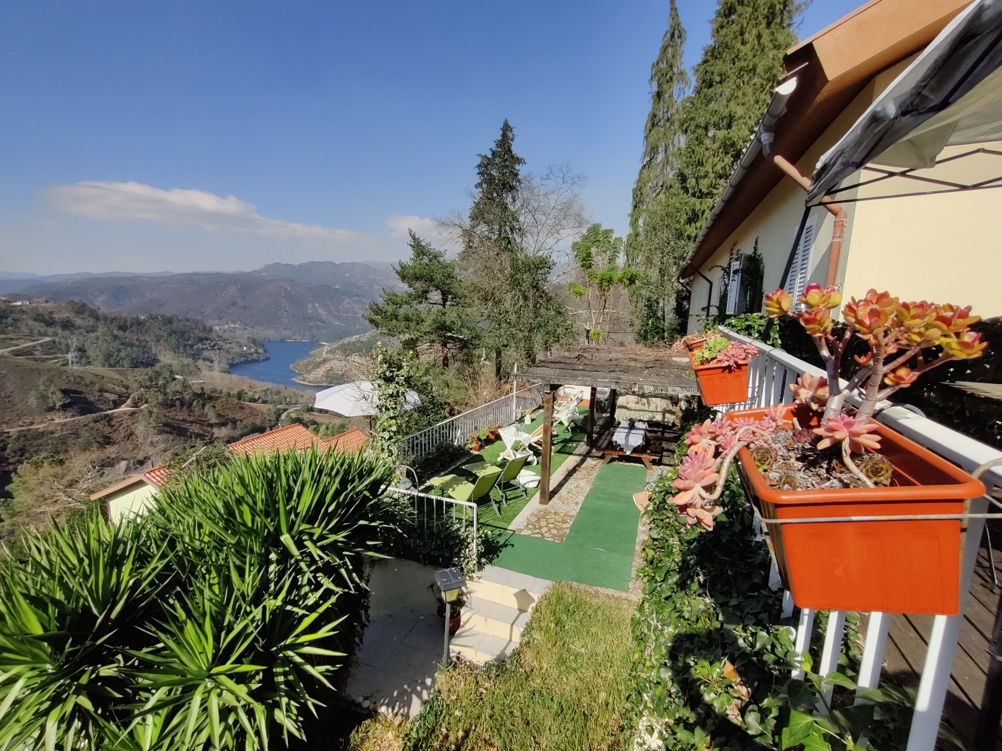 Maison, vue cour intérieure, côté piste de ski | Terrasse/Patio