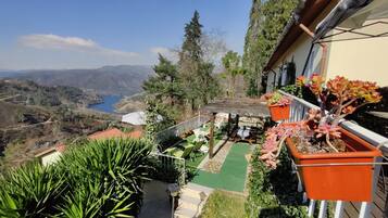 Maison, vue cour intérieure, cÎté piste de ski | Terrasse/Patio