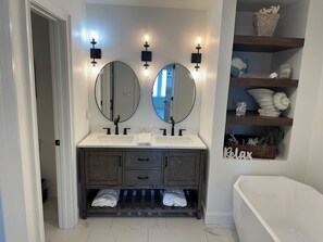 Douche, séchoir à cheveux, serviettes fournies, savon