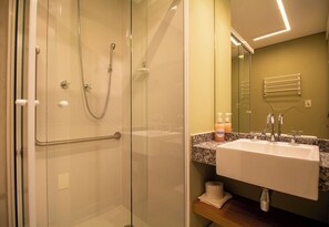 Standard-Studio | Badezimmer | Kostenlose Toilettenartikel, Handtücher, Seife, Shampoo