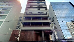 A tall building with multiple floors, large windows, and a modern architectural design. - 360 Pamplona NR  (São Paulo)